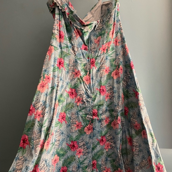 Hot Topic Halter top dress with tiki head and flower designs, size XL - Picture 2 of 3